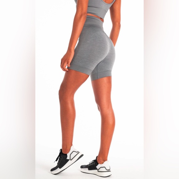 Pursue Fitness Adapt Seamless Shorts in Subtle Grey - Size Medium (M) - Picture 3 of 7